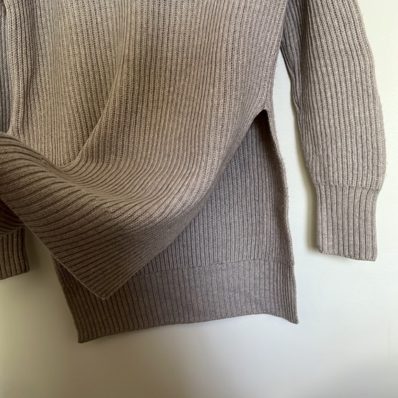 Aritzia Wilfred Free turtleneck - Picture 2 of 2